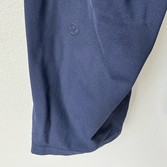 Lululemon Women's Size 12 On The Fly Crop Woven 23" Inseam True Navy Blue Pants - Picture 4 of 6